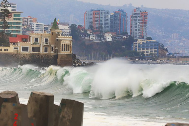 Desde Arica al Golfo de Penas: Armada informó nuevo evento de marejadas que afectará las costas del país