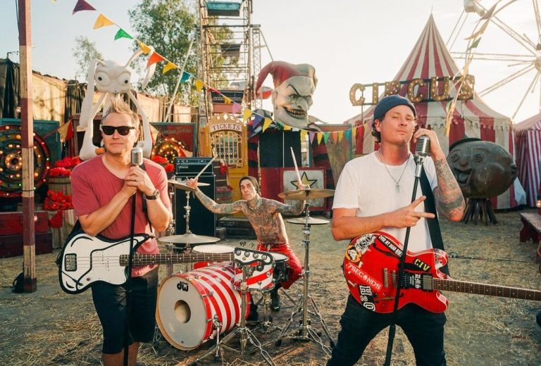 Baterista de Blink-182 publicó lesiones en sus dedos y aumentan rumores de baja de la banda de Lollapalooza Chile