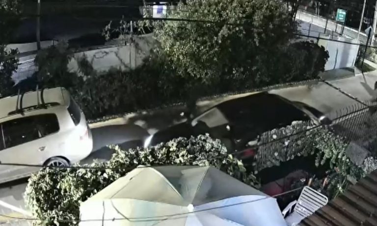 Duró menos de un minuto: Familia sufrió violento portonazo cuando volvía a su casa en Estación Central