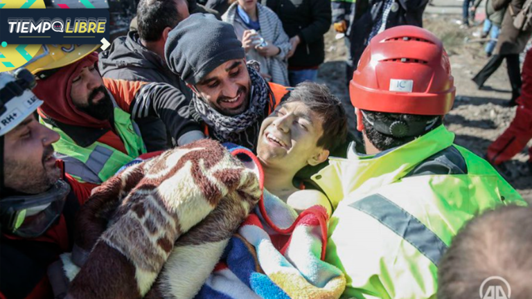 Con sonrisa en su rostro: Rescatan con vida a joven en Turquía tras 56 horas bajo los escombros