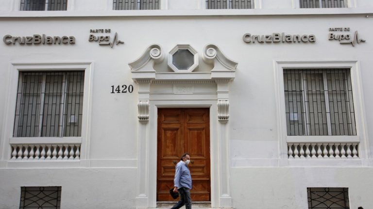 Isapres en jaque: Cómo se gestó la crisis, qué dicen las aseguradoras, el gobierno y qué está en juego