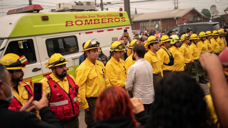 Pdte. Boric asistió al velorio de bombera mártir que falleció en Santa Juana tras incendios forestales