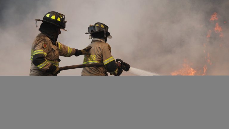 Con aplausos y alimentos agradecen el trabajo de Bomberos tras combatir los incendios forestales