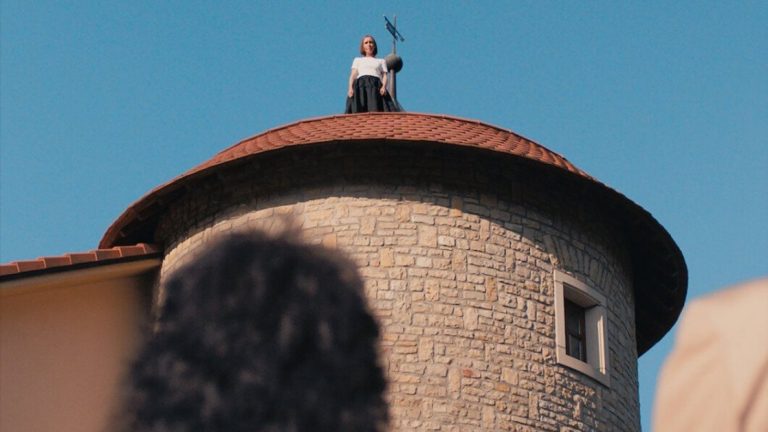 Caroline sur le toit