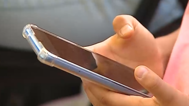 8 de cada 10 niños tiene celular propio desde los 8 años en Chile, según estudio