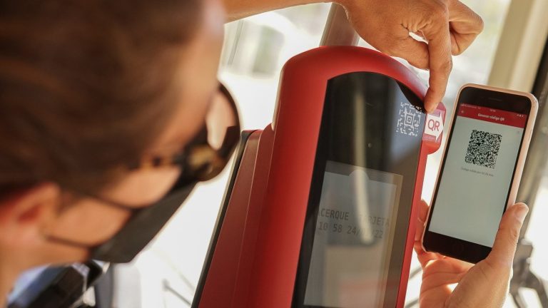 Evita filas por quedarte sin saldo: Así funciona la app para pagar el pasaje de buses Red y Metro con tu celular