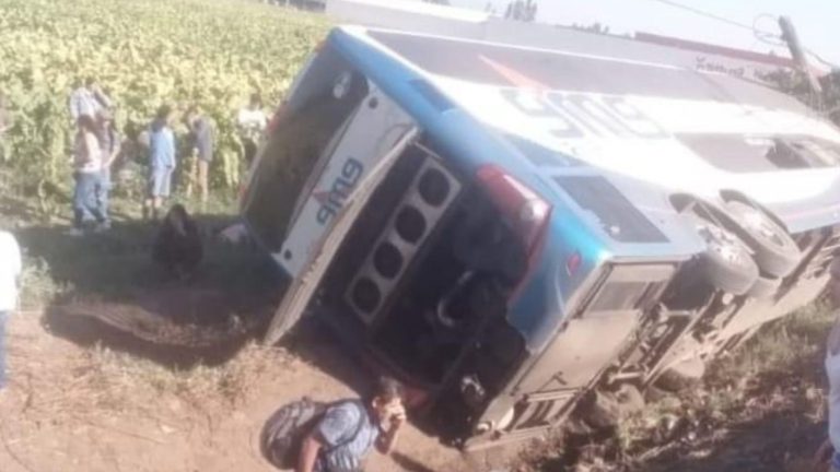 Bus de dos pisos se volcó en la Ruta 5 Sur en el sector de Peor Es Nada: Carabineros informó que hay un fallecido