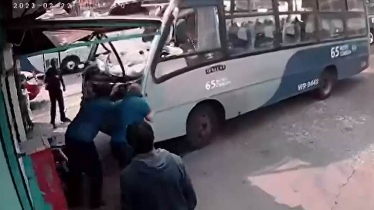 Pudo terminar en tragedia: Niño de 12 años manejó una micro y provocó accidente en Concepción