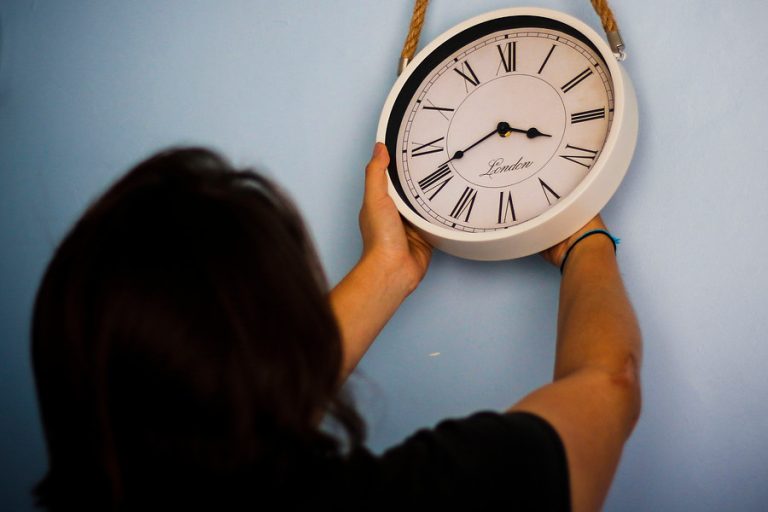 Cambio de hora en Chile: Revisa cuándo deben atrasarse los relojes este 2023