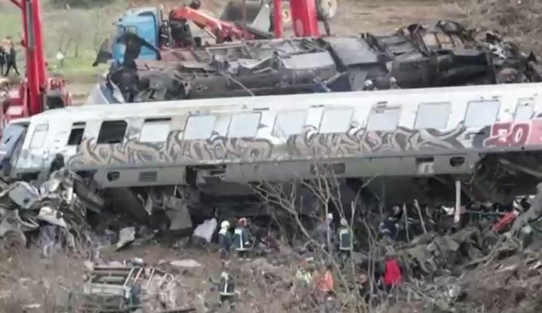 Choque frontal entre dos trenes en Grecia deja 38 muertos y provoca la renuncia del ministro de Transportes