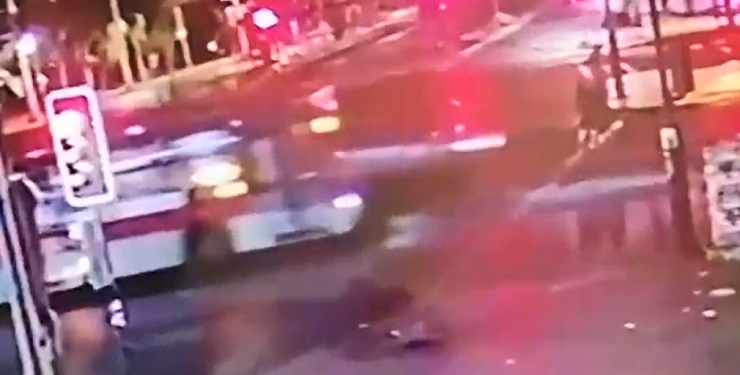 Revelan video clave de doble atropello en Alameda: Víctimas cruzaron en rojo y sin tomar precauciones