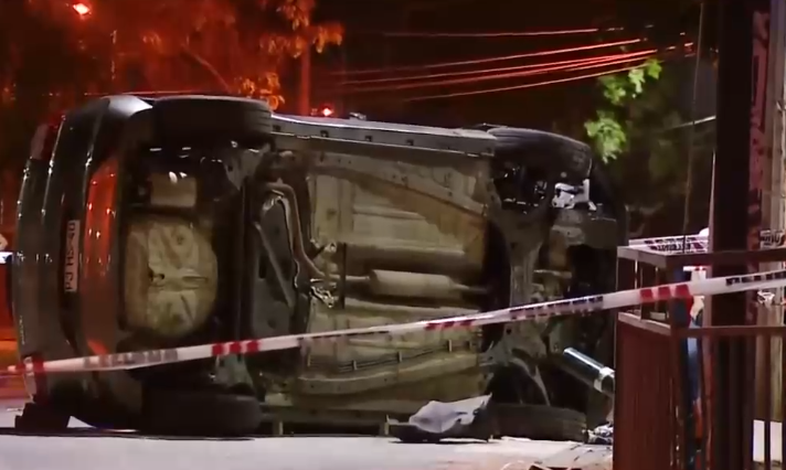 Vuelco de vehículo a exceso de velocidad en Ñuñoa terminó con un menor fallecido