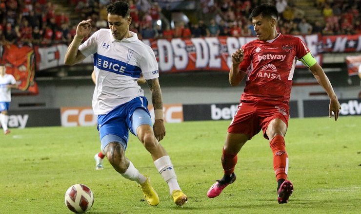 Goles y expulsiones: La UC derrota en la agonía a Ñublense en un polémico partido en Chillán