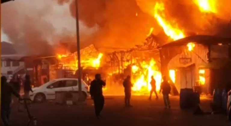 Incendio en San Antonio: Seis locales comerciales resultaron quemados y Bomberos trabaja para apagar el fuego