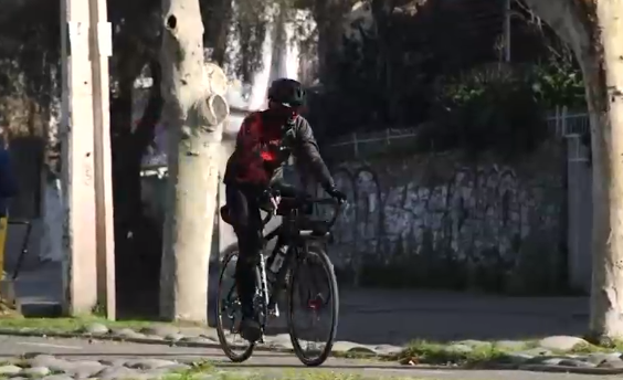 Le deben pagar por mal estado de la ciclovía: Ciclista ganó demanda contra municipio de Estación Central