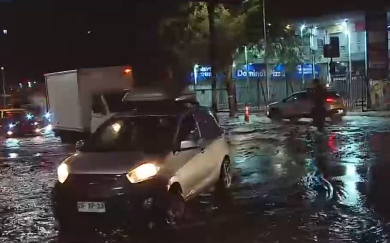 Calles anegadas y gran congestión vehicular en 