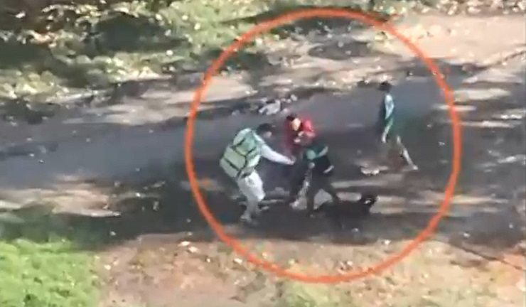 Lo atacaron entre 5 delincuentes: Repartidor sufre violento asalto a pleno día en el Parque Almagro
