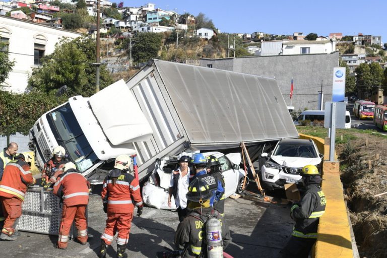 Camión provoca grave accidente tras volcar en Valparaíso: Al menos 11 personas terminaron lesionadas