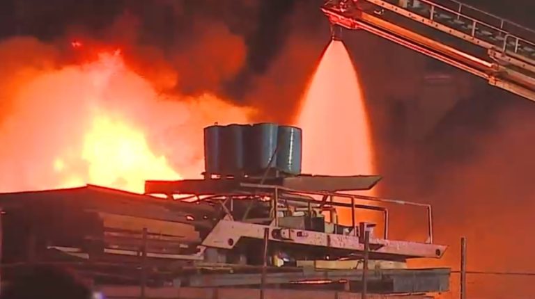 Incendio de gran magnitud afectó a centro de acopio de desechos mineros en Lampa: Trabajaron 100 bomberos