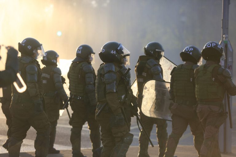 Condenan a carabinera por apremios ilegítimos contra dos detenidas durante el estallido social