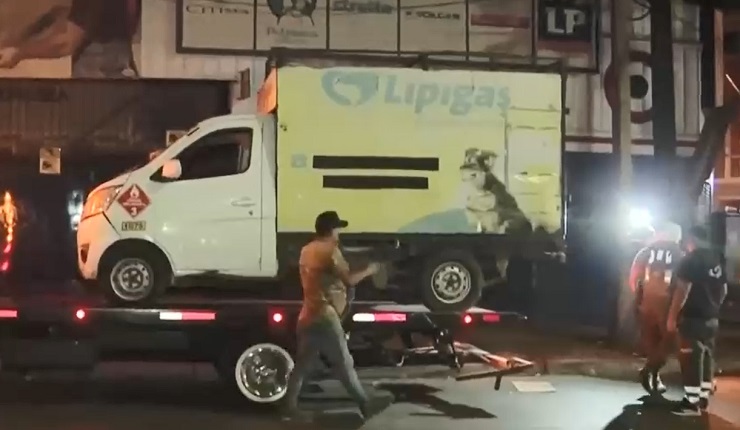 Carabinero de civil repele a disparos robo de camión en El Bosque: Delincuente terminó herido de bala