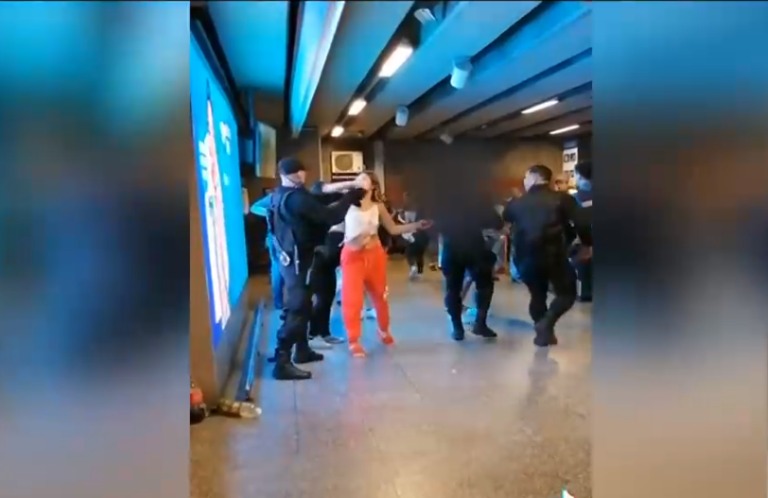 Pasó solo un día: Ambulantes intentaron evadir y agredieron a nuevos guardias tácticos del Metro