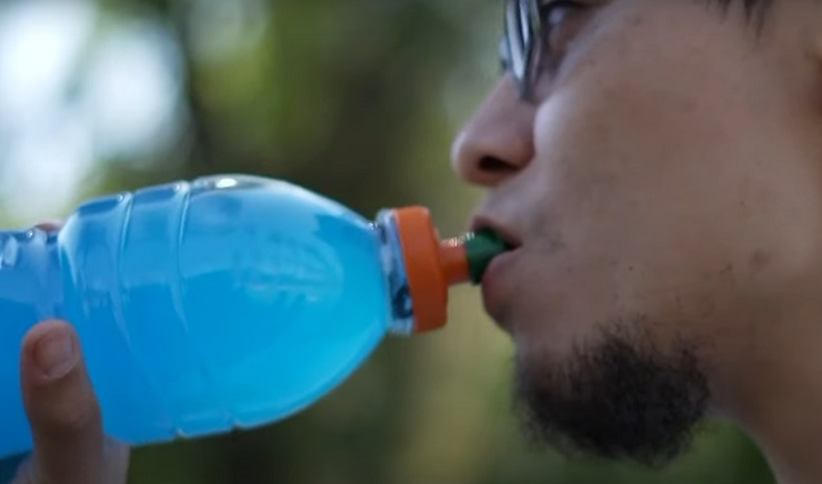Bebidas isotónicas a prueba: ¿Hidratan más que el agua? ¿Sirven para la resaca o cuando estamos enfermos?
