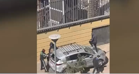 Turba de estudiantes secundarios destruyó vehículo de pareja y robó sus pertenencia en denominado 