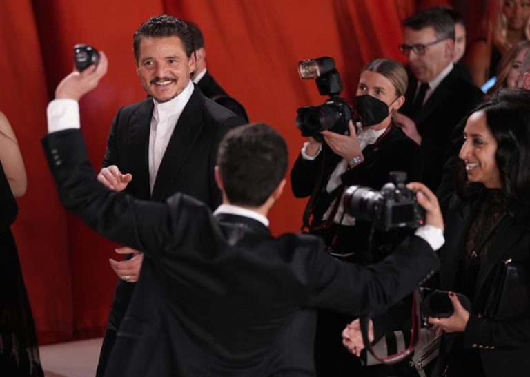 Pedro Pascal realizó su aparición en la alfombra roja de los Oscar sin corbata y acompañado por su hermana