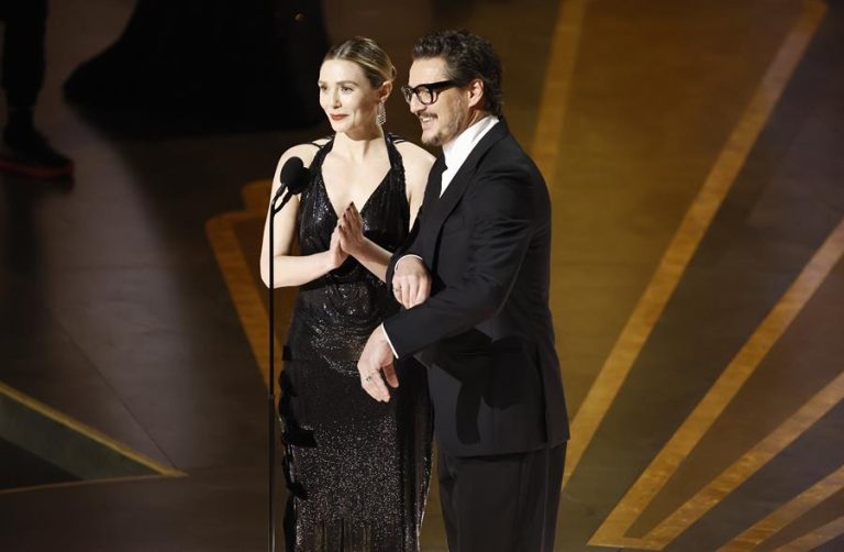 Junto a Elizabeth Olsen: Pedro Pascal fue presentador de la categoría Mejor Corto Documental en los Oscar 2023