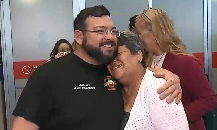 Abrazos y besos: El emocionante retorno a casa de David, uno de los miles casos de adopción ilegal en Chile