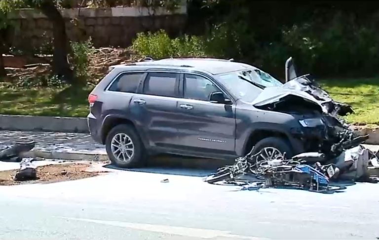 Fatal accidente frente al Reloj de Flores en Viña: 2 personas en moto murieron tras chocar contra auto