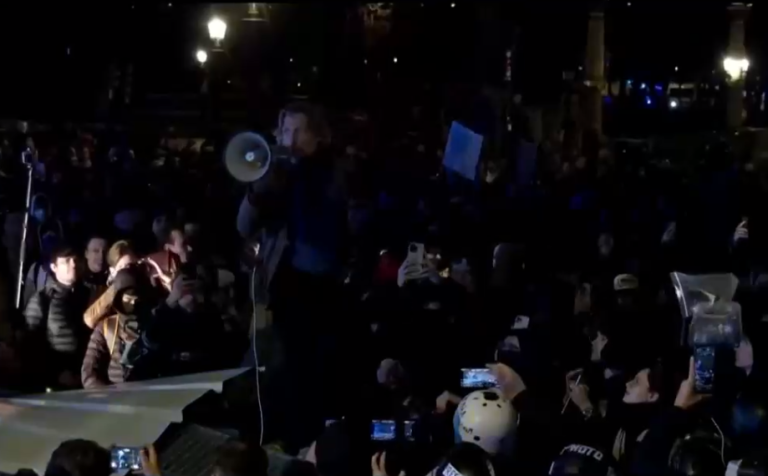 Protestas en Francia por polémica reforma de pensiones dejan más de 300 detenidos