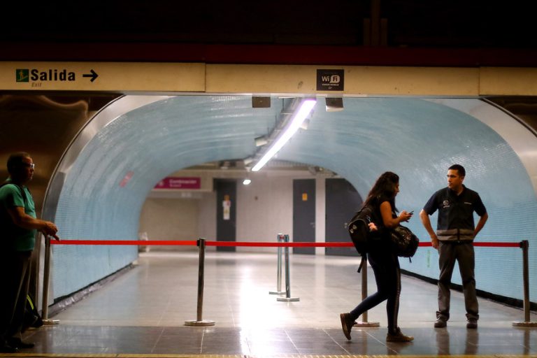 Seis estaciones de Metro modifican su horario por Lollapalooza: Revisa cúales son y hasta qué hora funcionan