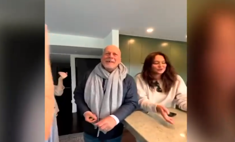 Sonriendo y en compañía de su familia: Comparten video de Bruce Willis celebrando su cumpleaños 68