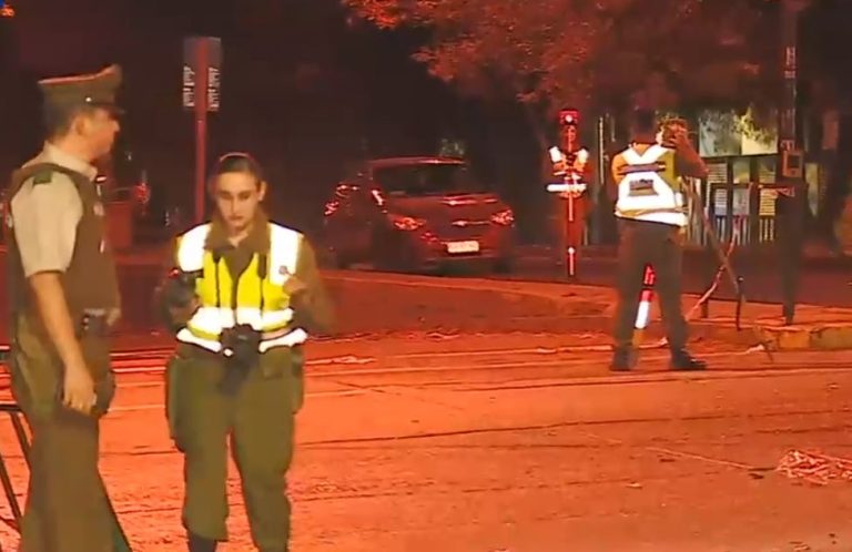 3 personas murieron en Conchalí: Moto impactó a un vehículo tras saltarse semáforo rojo por persecución policial