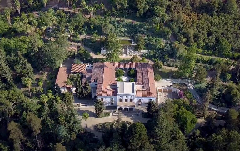 Este es el precio y así luce la casa en venta más cara de Santiago: Tiene 7 salones y hasta una capilla