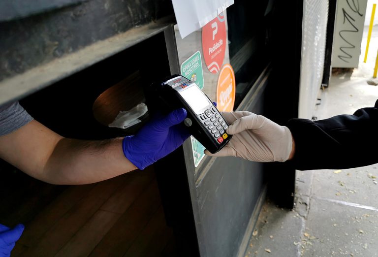 Por seguridad y comodidad: Estos son los principales factores por los que la gente prefiere pagar con tarjeta