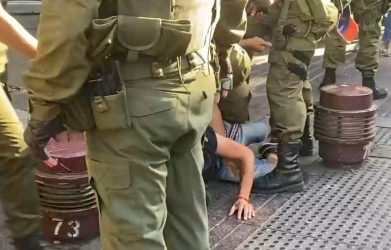 Hasta con armas de fuego: Comerciantes ambulantes se enfrentan a Carabineros durante operativo en Paseo Ahumada