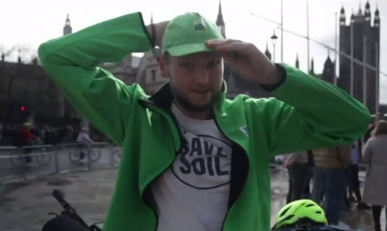 ¿Por qué? Jardinero inicia inédita travesía para recorrer 30 mil kilómetros y pasar por 30 países