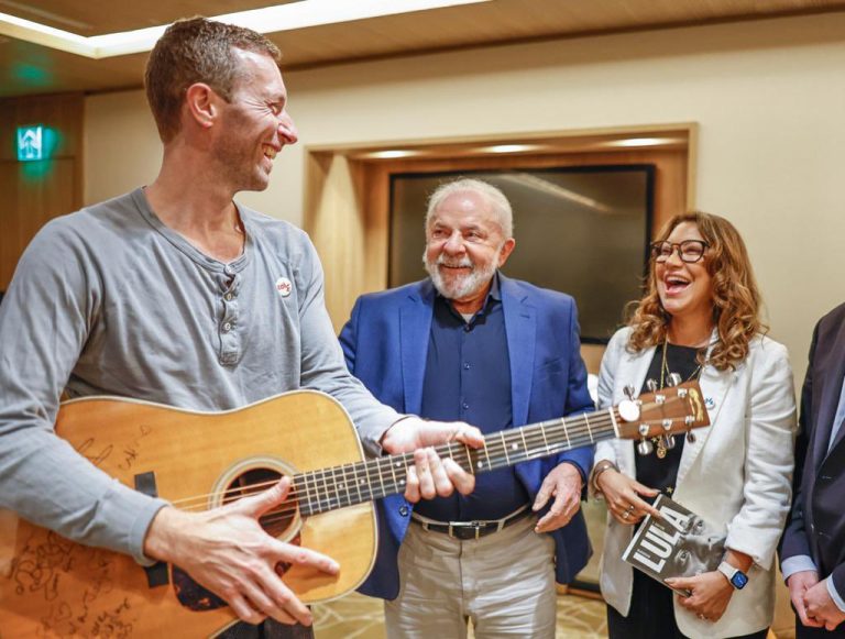 Chris Martin se juntó con el presidente Lula da Silva en Brasil y le regaló una guitarra autografiada