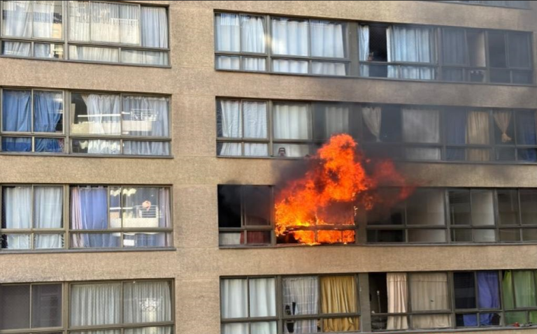 Registran violento incendio en departamento de Santiago centro: Once carros de Bomberos combaten las llamas