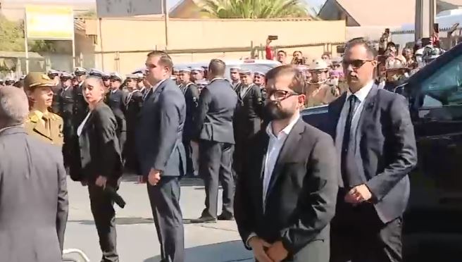 Fue recibido con pifias: Así fue la llegada del pdte. Boric al responso de la sargento Rita Olivares