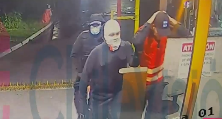 Los dramáticos registros del robo a empresa de encomiendas: Aparecieron en auto, encapuchados y con armas