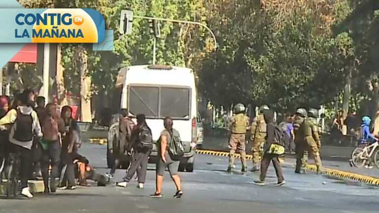 Transito interrumpido por manifestaciones en la Alameda en el Día del Joven Combatiente