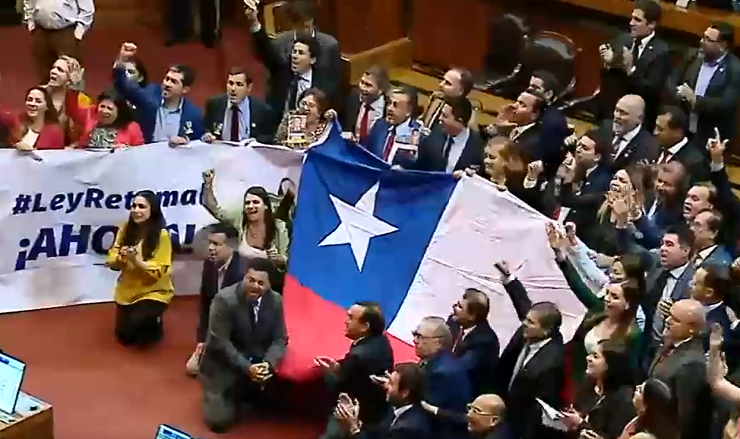 El momento en que diputados de oposición entonaron himno de Carabineros tras la aprobación de Ley Naín-Retamal