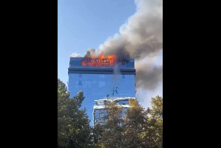 Con vidrios cayendo: Los impactantes registros que dejó el incendio en restaurante de edificio en Vitacura