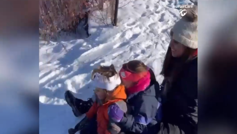 Por $900 mil y un sueldo de hasta 10 mil dólares al año: Chilenas cuidan niños y estudian inglés en EE.UU.