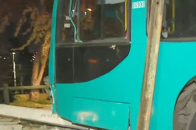 Sujeto robó una micro y chocó a seis autos en Pudahuel: Dos cayeron por un barranco