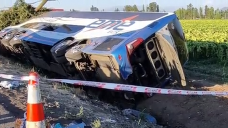 Conductor de bus que se volcó en Ruta 5 Sur dio positivo a narcotest: Será formalizado este miércoles